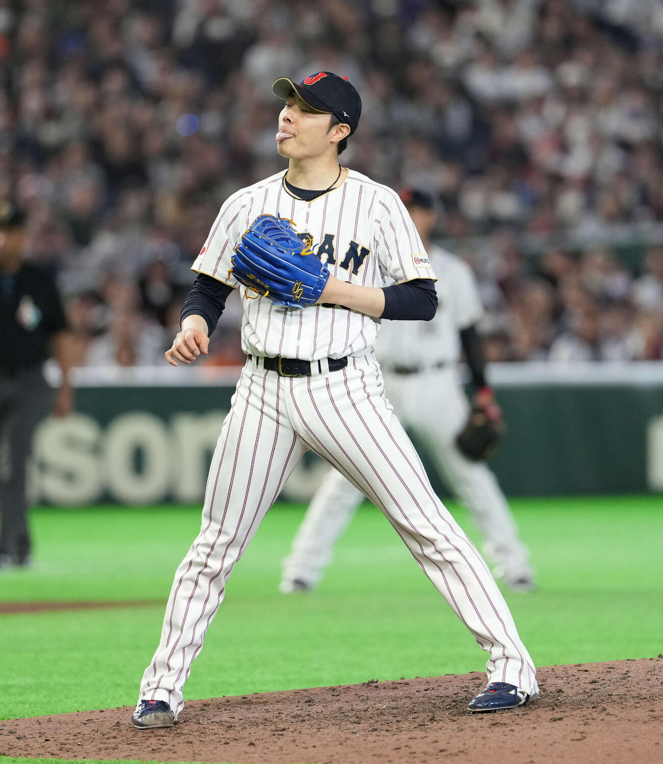 日本対韓国　2四満塁のピンチを作り舌を出す松本裕裕（撮影・井上学）