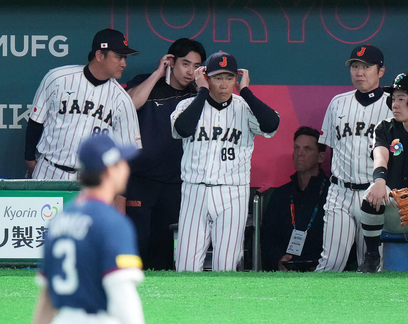 日本対韓国　4回裏日本2死一塁、打者坂本の時、二盗を試みた源田がアウトと判定され、チャレンジする井端監督（中央）（撮影・鈴木みどり）