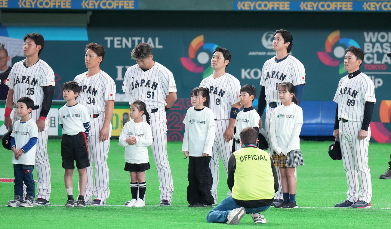 日本対韓国　君が代で整列する井端監督（右）と大谷（撮影・鈴木みどり）