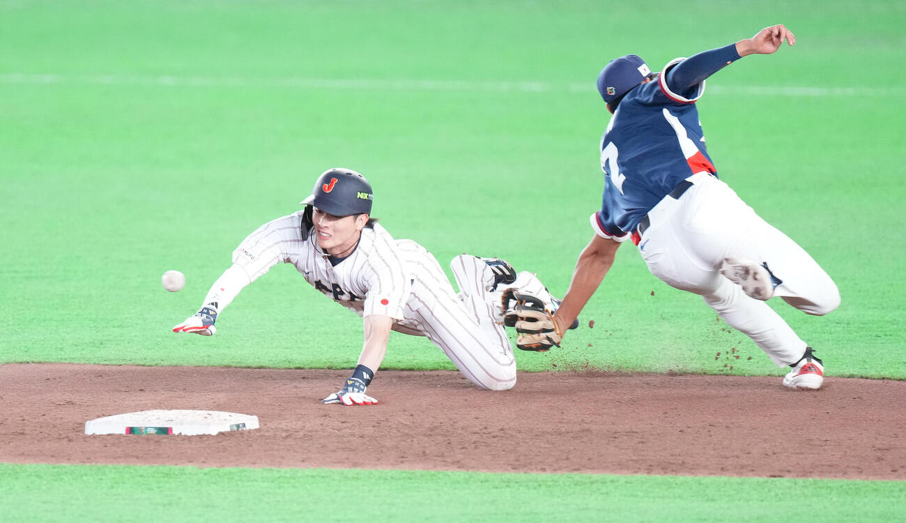 日本対韓国　8回裏日本無死一塁、牧原大が見逃し三振に倒れた後、二盗する一塁走者周東（撮影・鈴木みどり）