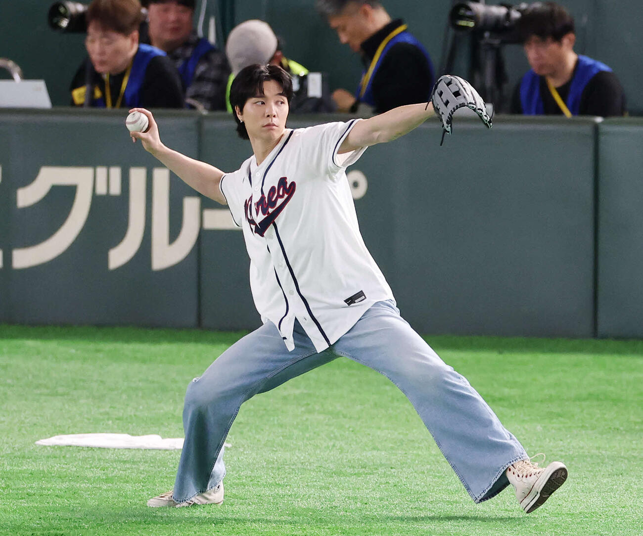 韓国対台湾　始球式の練習をするNCTのジャニー（撮影・宮地輝）