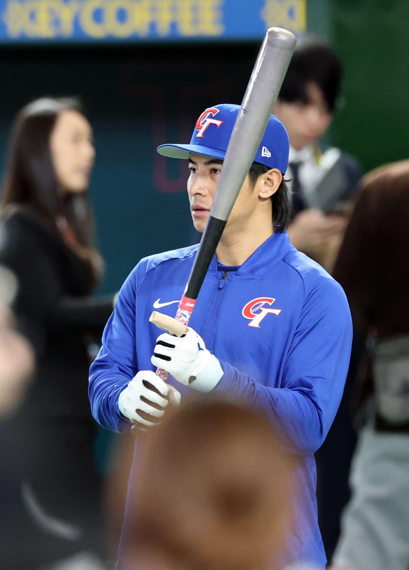 チェコ対台湾　試合前、左手のひとさし指をテーピングしてバットを持つ台湾の陳傑憲（2026年3月7日撮影）