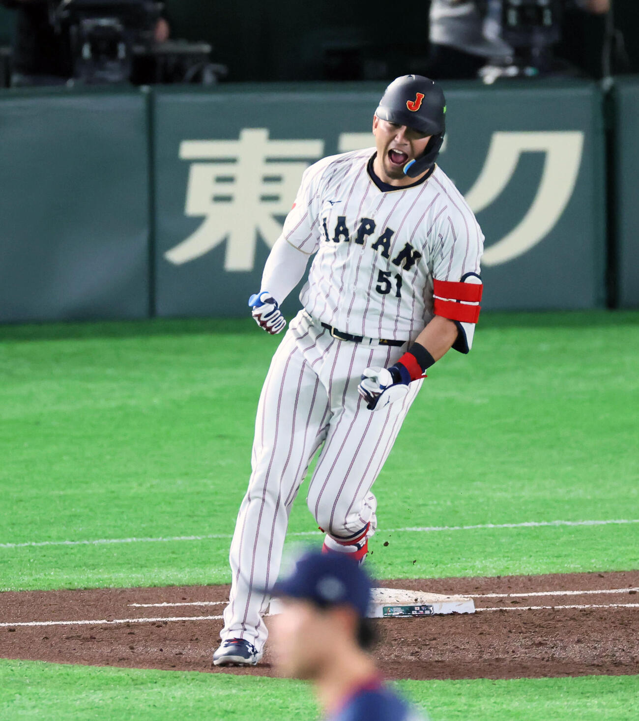 日本対韓国　1回裏日本1死二塁、鈴木は右中間越え2点本塁打を放ち雄たけびを上げる（撮影・加藤哉）