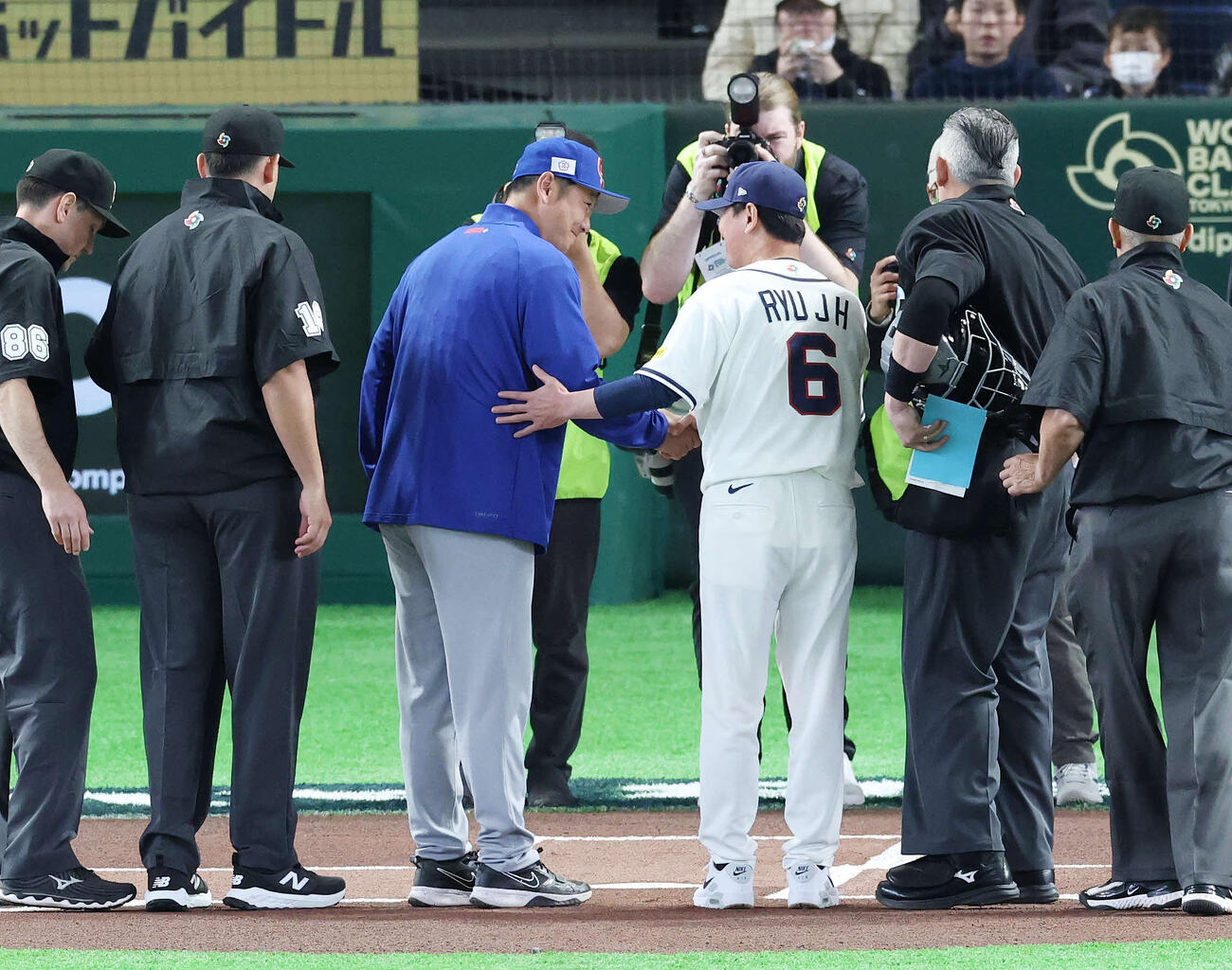 韓国対台湾　試合前、メンバー表を交換し握手する台湾曽豪駒監督（左）と韓国柳志炫監督（撮影・宮地輝）