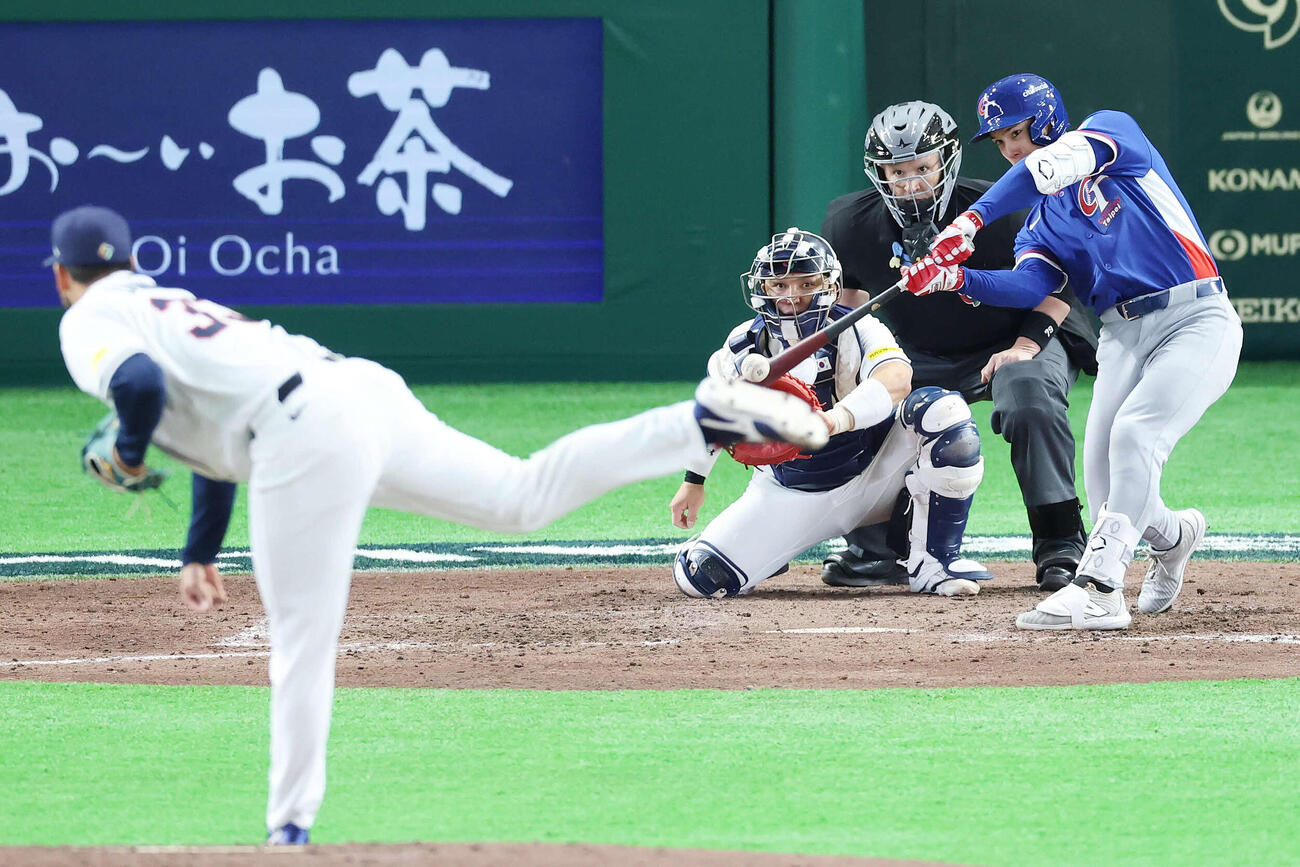 韓国対台湾　8回表台湾2死二塁、右中間へ2点本塁打を放つフェアチャイルド。投手ダニング（撮影・宮地輝）