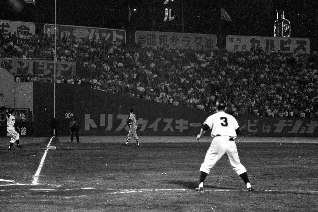 59年6月、プロ野球初の天覧試合となった巨人－阪神戦の9回、村山からサヨナラ本塁打を放ち打球の行方を見る長嶋