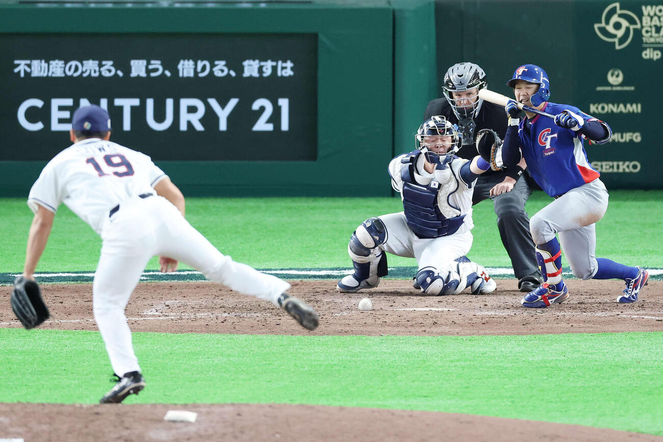 韓国対台湾　タイブレーク10回表台湾無死一、三塁、スクイズを決める江坤宇。投手高祐錫（撮影・宮地輝）