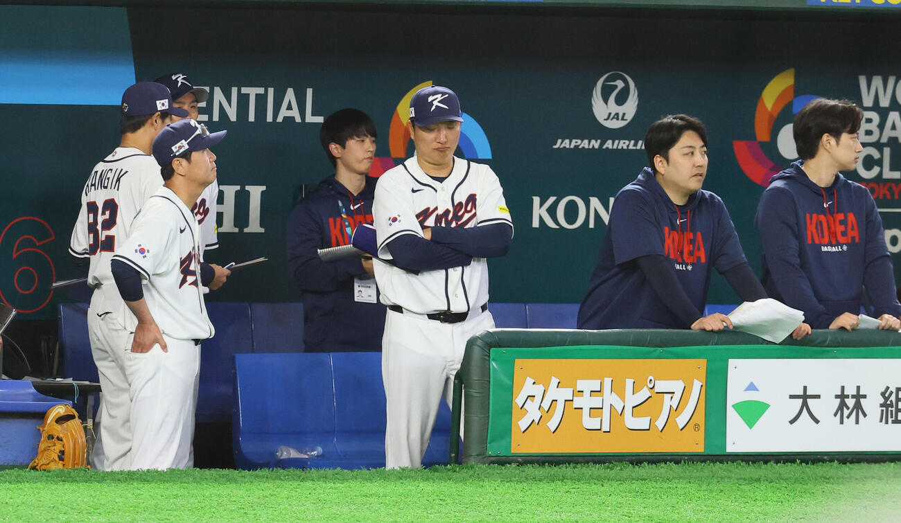 韓国対台湾　台湾に敗れ、ベンチでぼうぜんとするリュ・ジヒョン監督（左から2人目）ら韓国代表（撮影・藤尾明華）