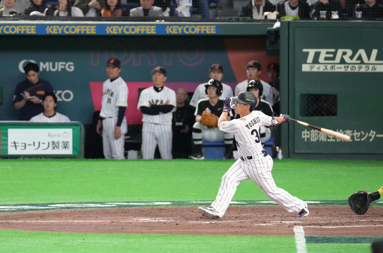 日本対オーストラリア　7回裏日本2死一塁、吉田は逆転の2点本塁打を放つ（撮影・足立雅史）