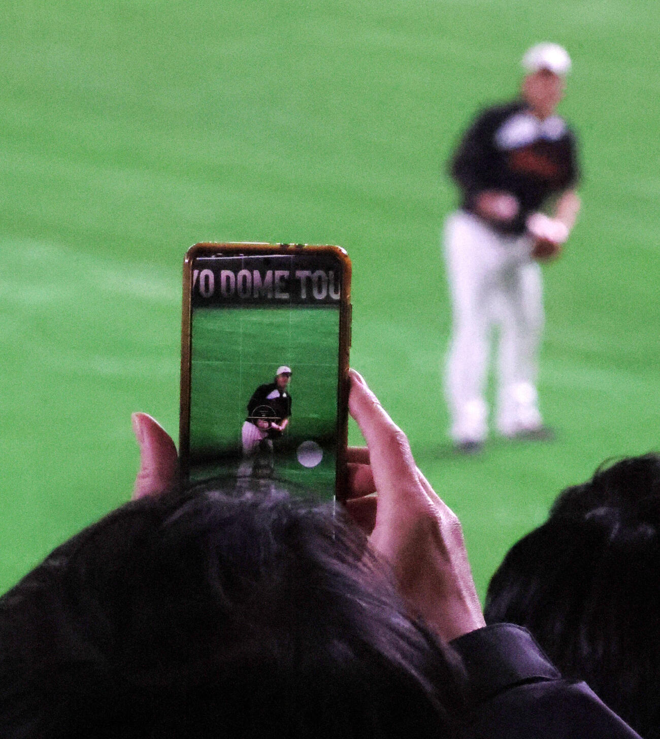 日本対オーストラリア　外野でキャッチボールする侍ジャパン大谷の姿をスマホで記録するファン（撮影・加藤哉）