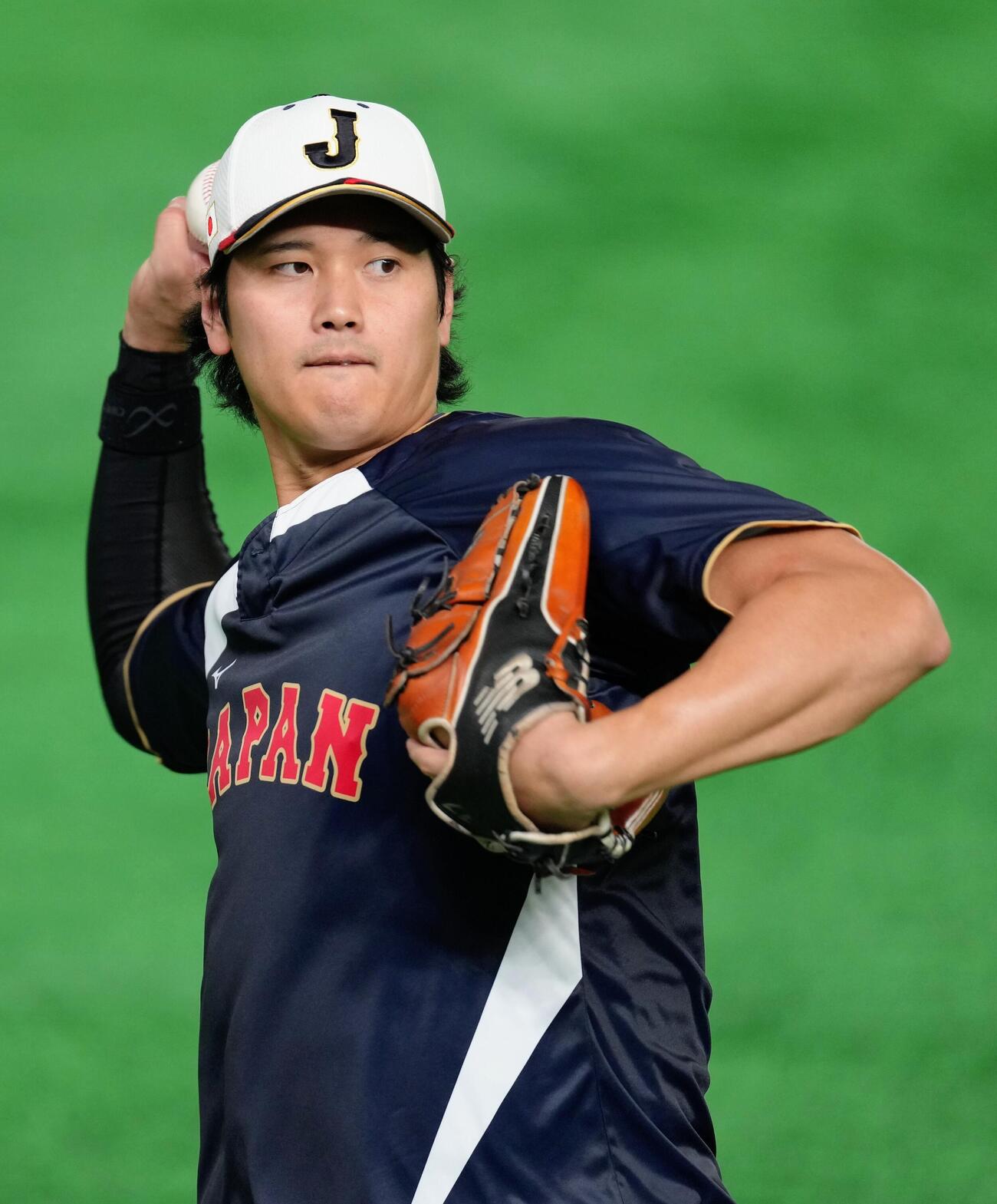 試合前、キャッチボールで調整する大谷（撮影・足立雅史）