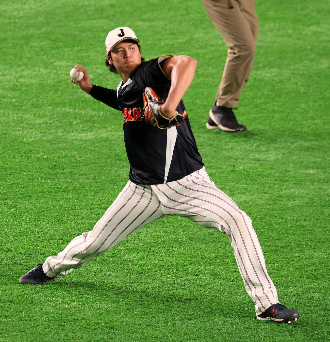 日本対オーストラリア　外野でキャッチボールする侍ジャパン大谷（撮影・加藤哉）