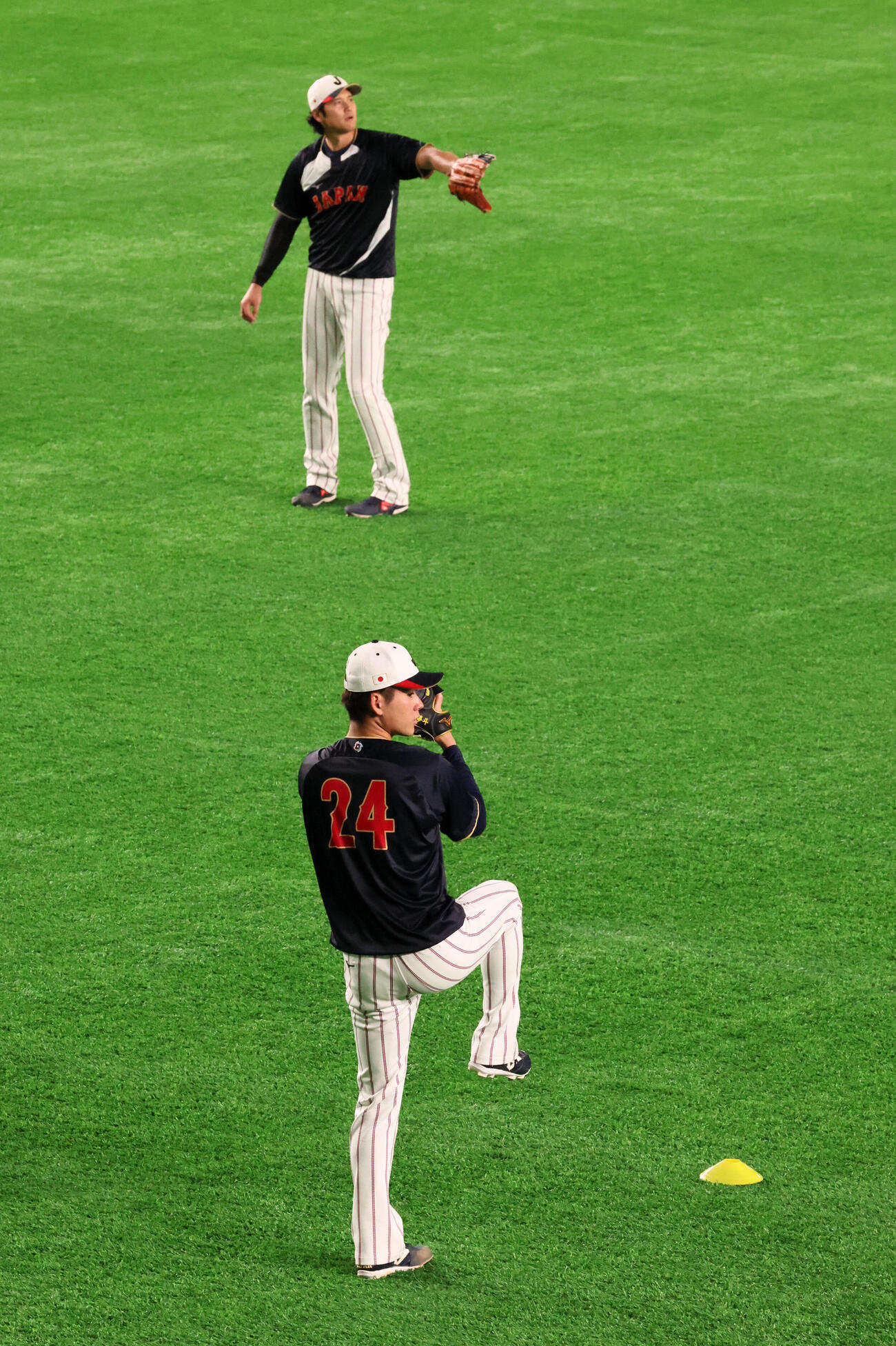 日本対オーストラリア　外野でキャッチボールする侍ジャパン金丸（右）と大谷（撮影・加藤哉）