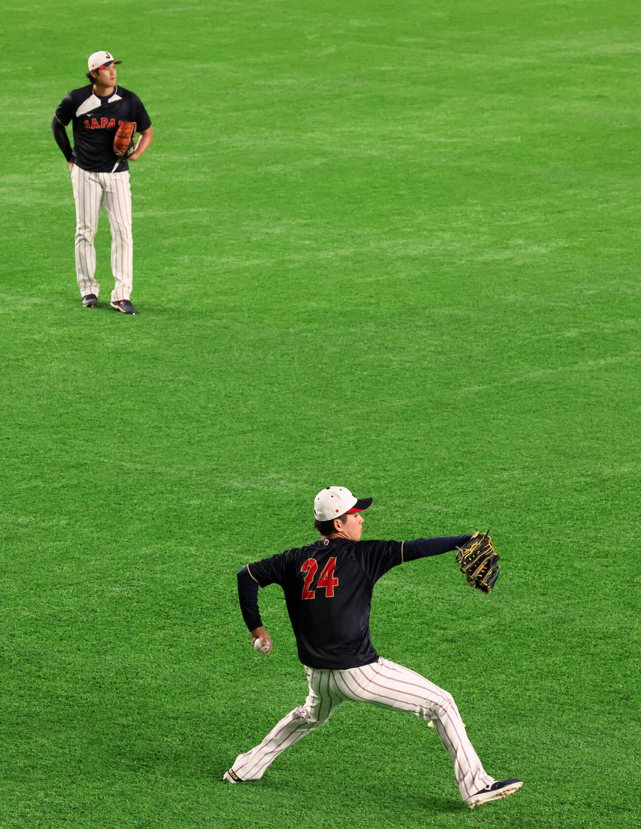 日本対オーストラリア　外野でキャッチボールする侍ジャパン金丸（右）と大谷（撮影・加藤哉）