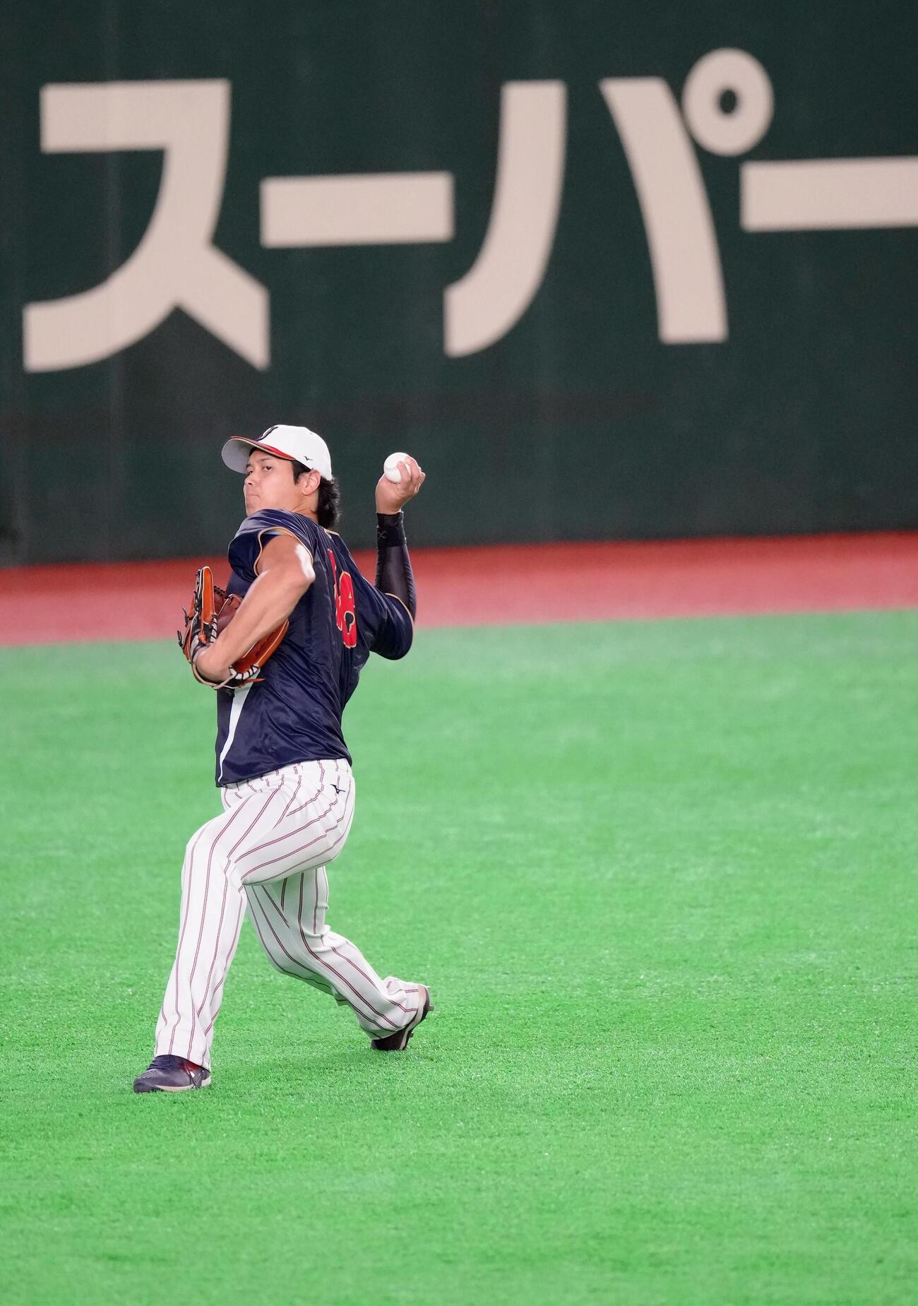 試合前、キャッチボールで調整する大谷（撮影・足立雅史）