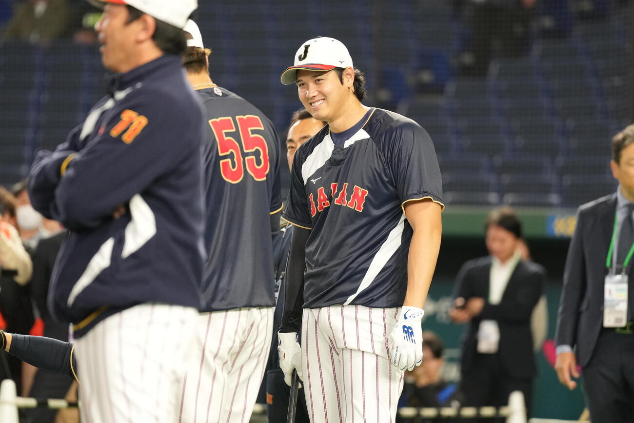 日本対オーストラリア　試合前練習に臨む大谷（右）は村上と話す（撮影・井上学）
