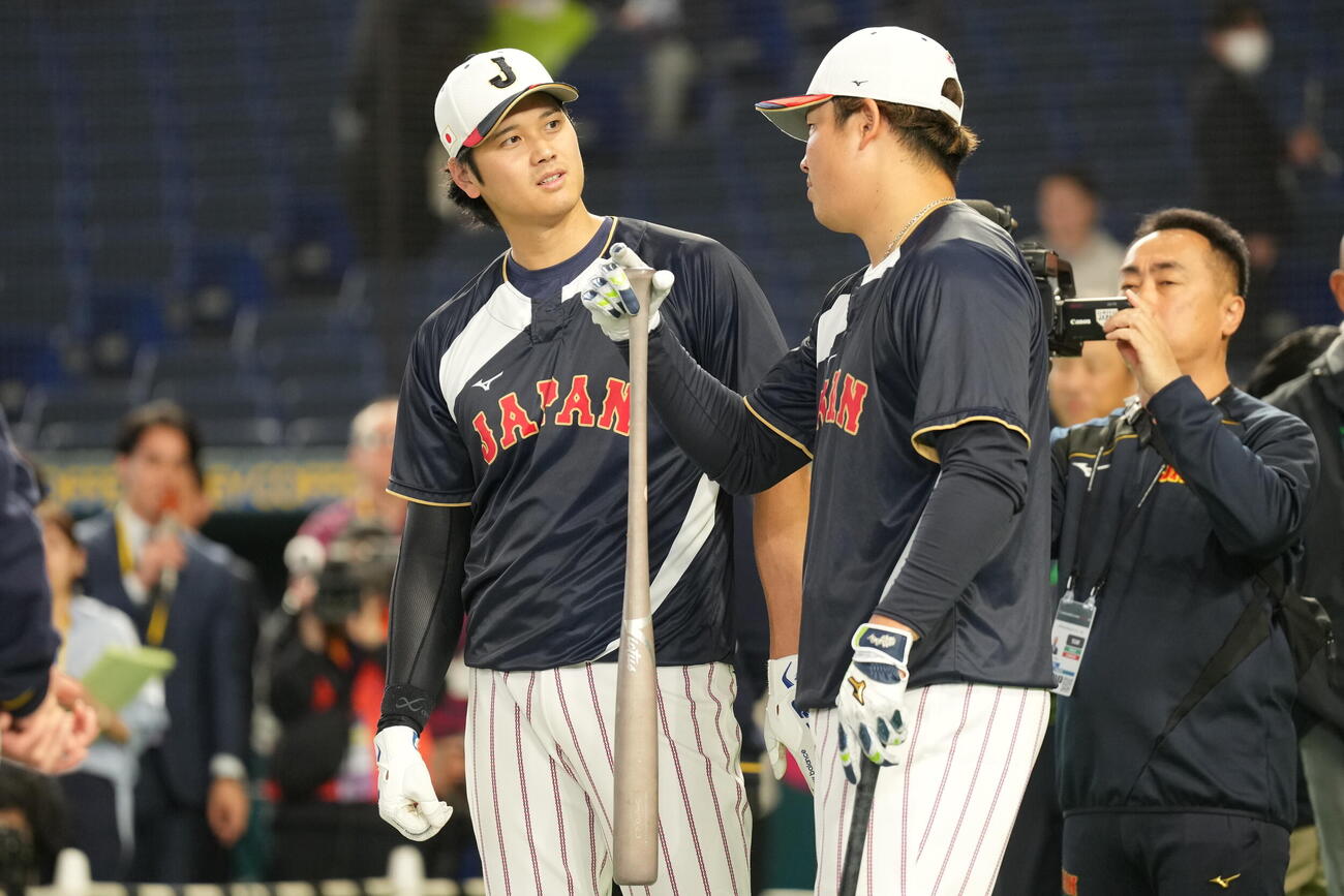 日本対オーストラリア　試合前練習に臨む大谷翔平（左）は村上と話す（撮影・井上学）