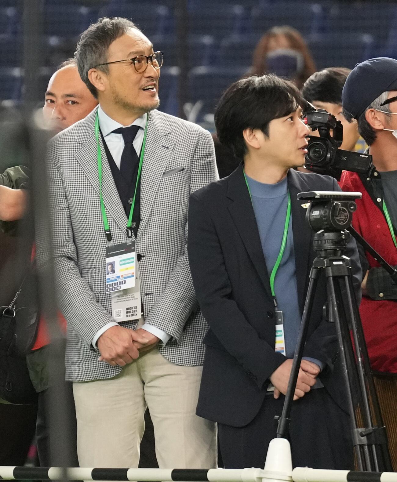 日本対オーストラリア　スタンドを見上げる渡辺謙（左）と二宮和也（撮影・井上学）