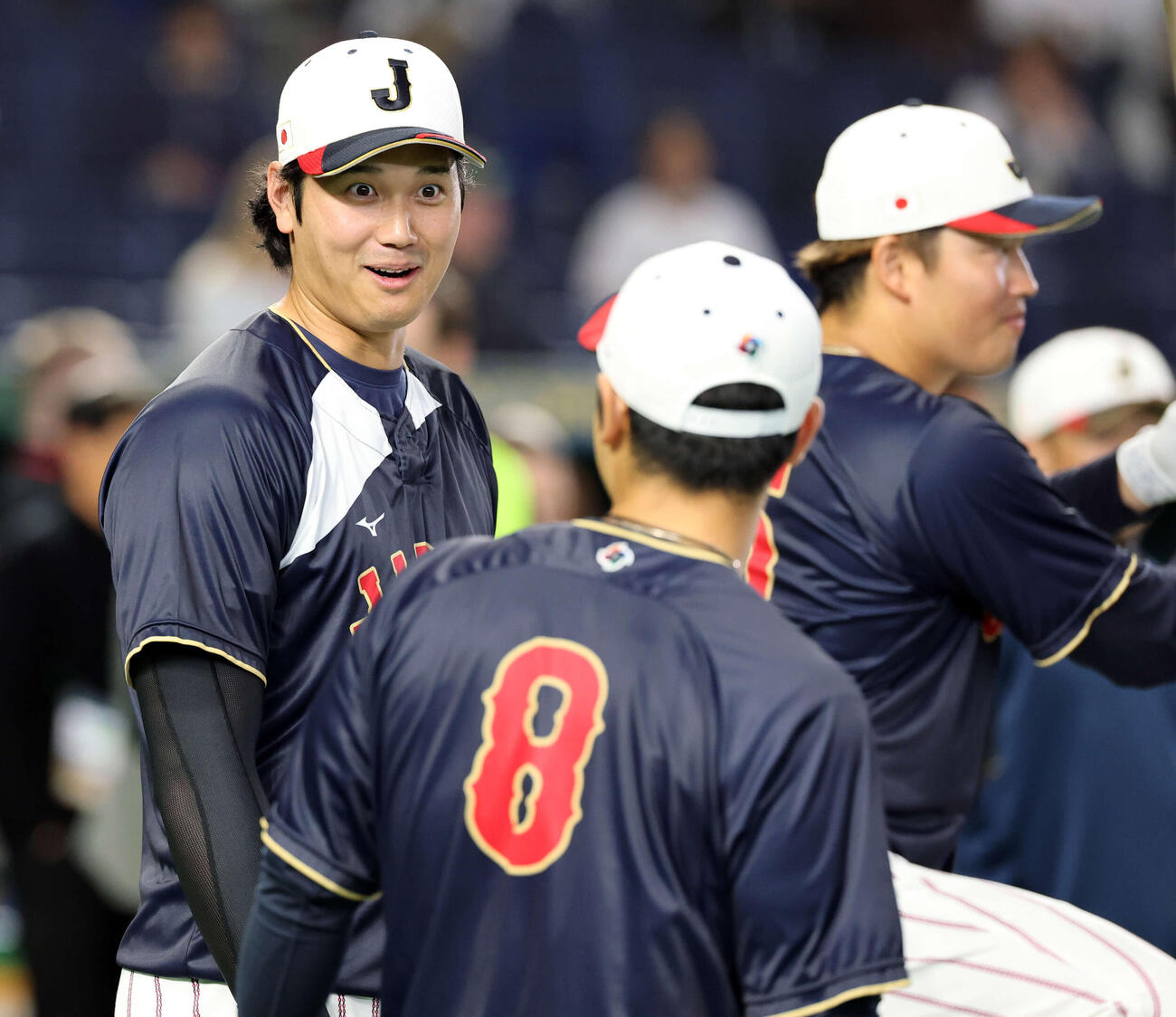 日本対オーストラリア　フリー打撃中、談笑する、左から大谷、近藤、村上（撮影・浅見桂子）