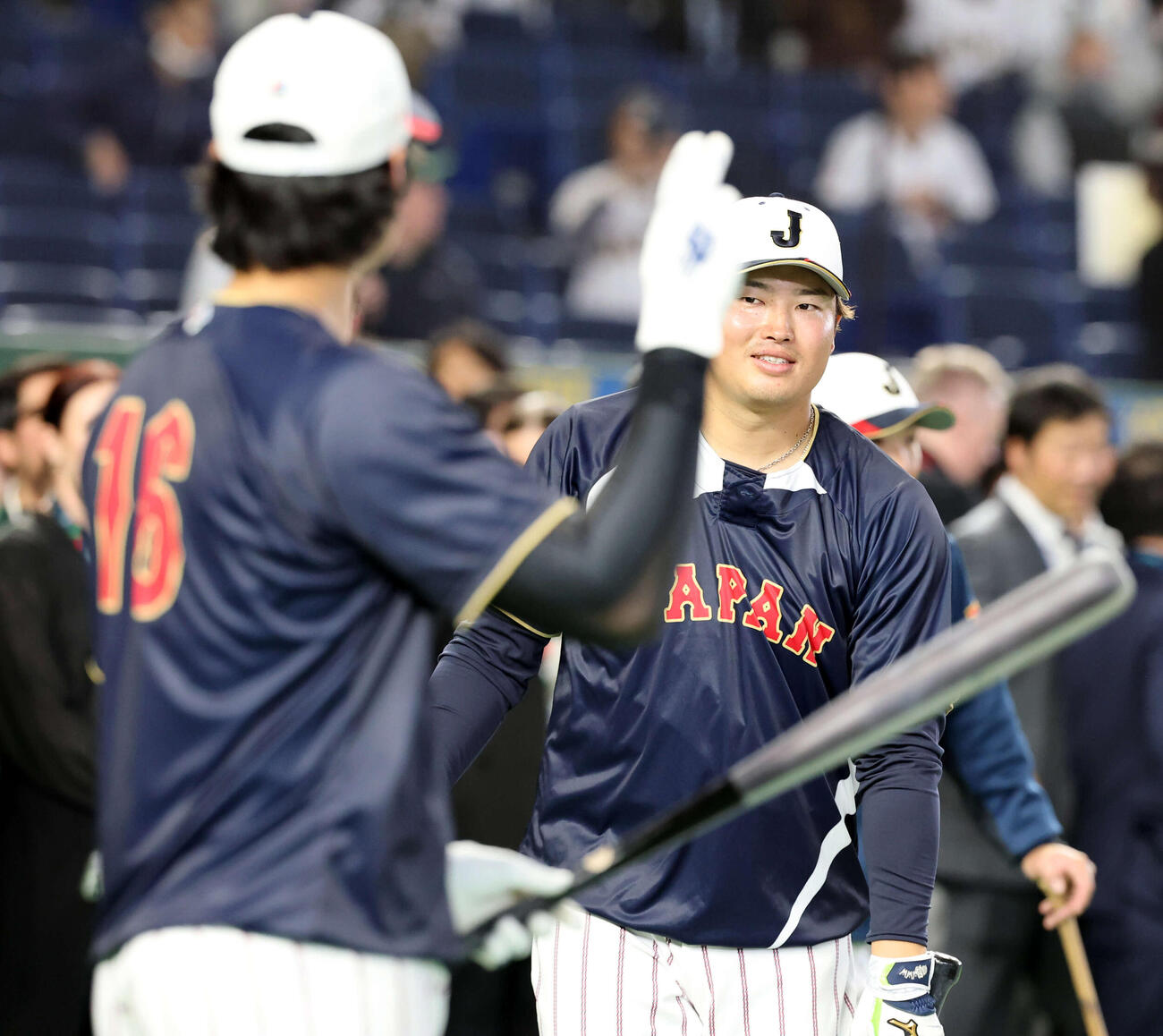日本対オーストラリア　大谷（手前）と談笑する村上（撮影・浅見桂子）