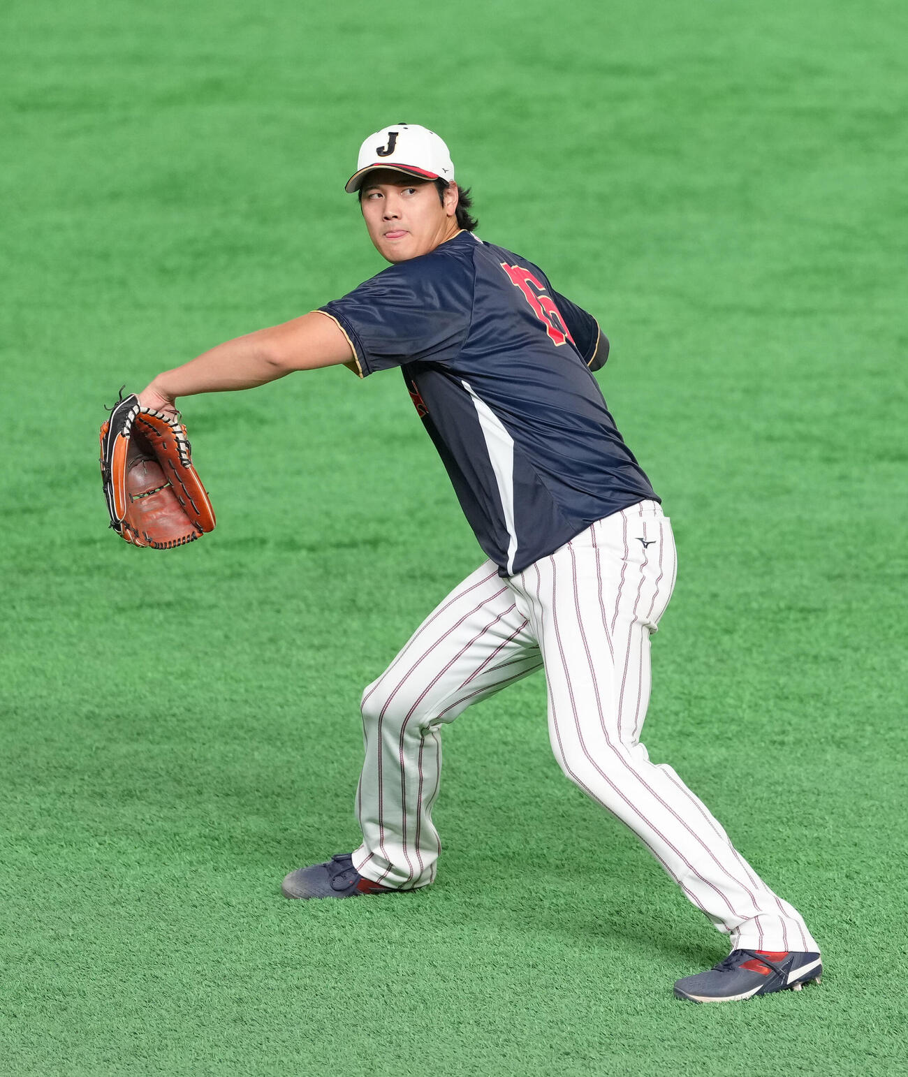 試合前、キャッチボールで調整する大谷（撮影・足立雅史）