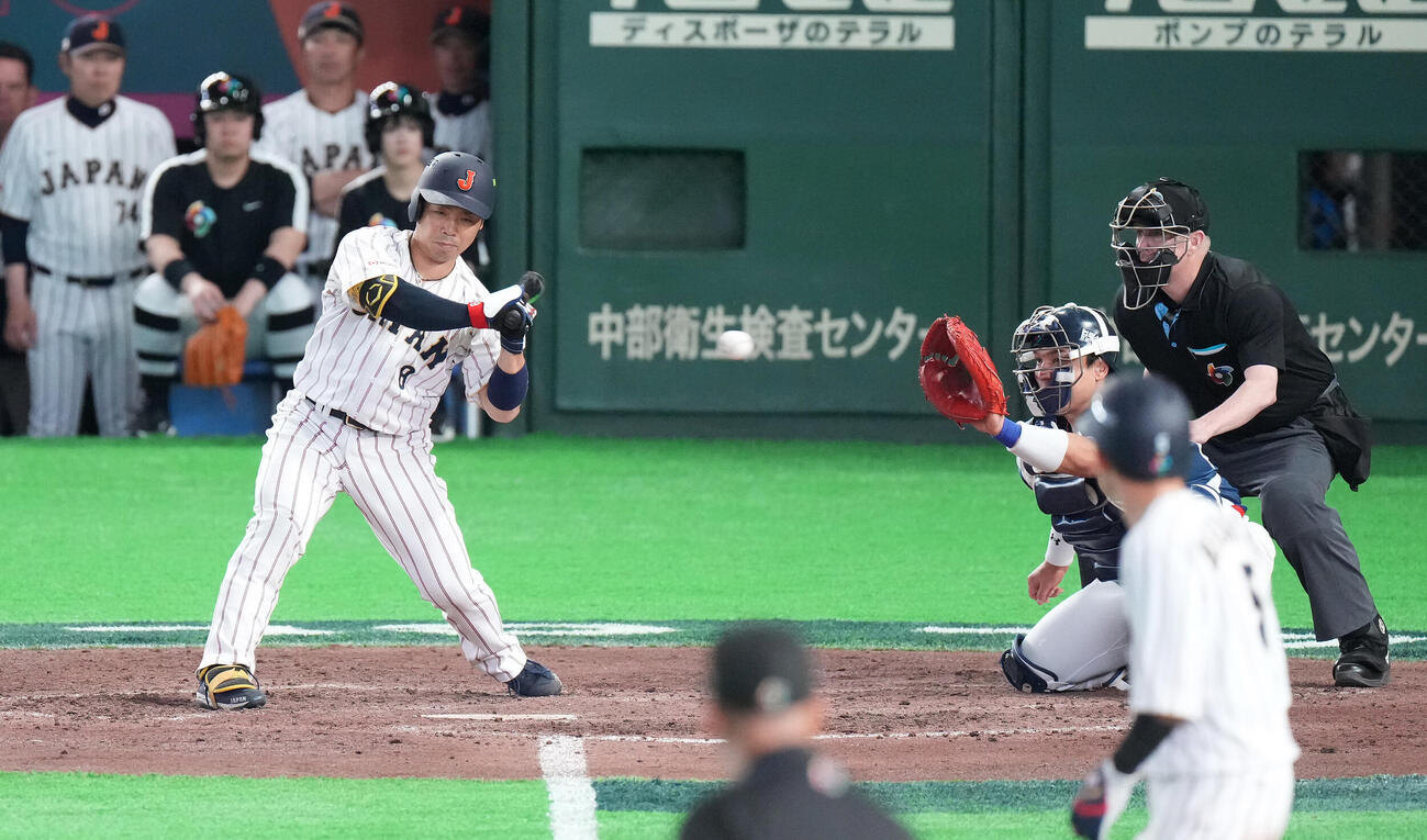 7日韓国戦の7回裏、2死一、三塁から四球を選ぶ近藤健介