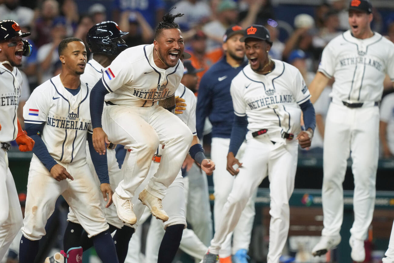 9回、劇的な逆転サヨナラ勝ちに喜ぶオランダナイン（AP）