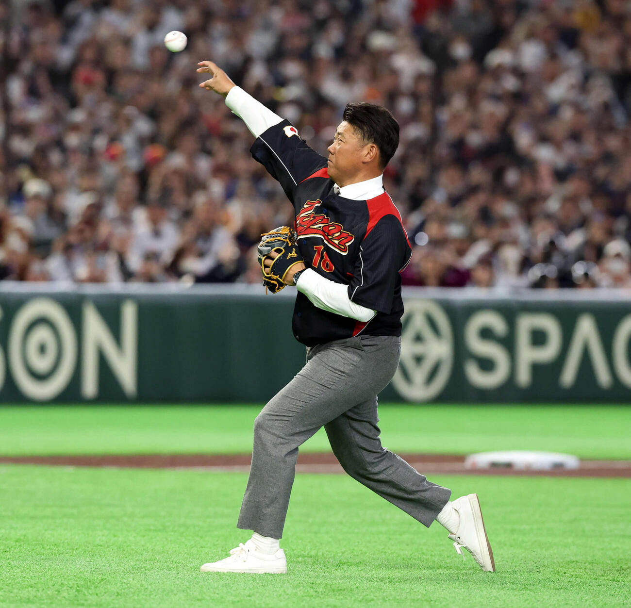 日本対オーストラリア　始球式を務めた松坂大輔氏（撮影・浅見桂子）