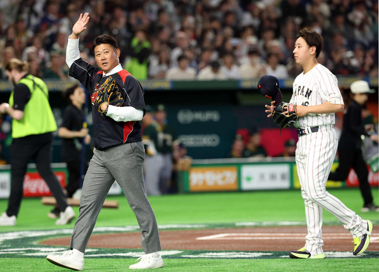 日本対オーストラリア　始球式を務めた松坂大輔氏（左）は手を振る。右は藤平（撮影・浅見桂子）