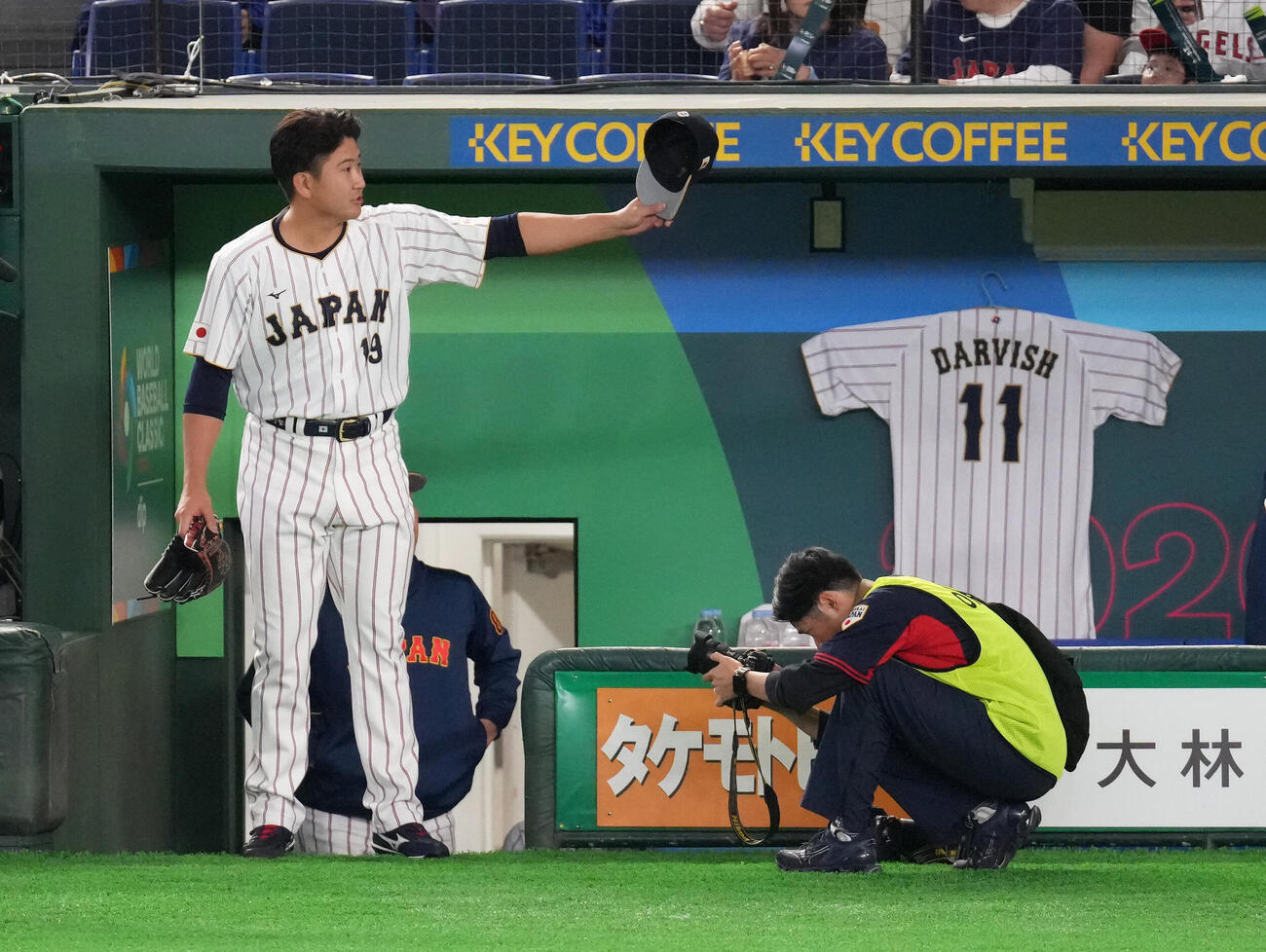 試合前、グラウンドに登場した菅野（撮影・足立雅史）