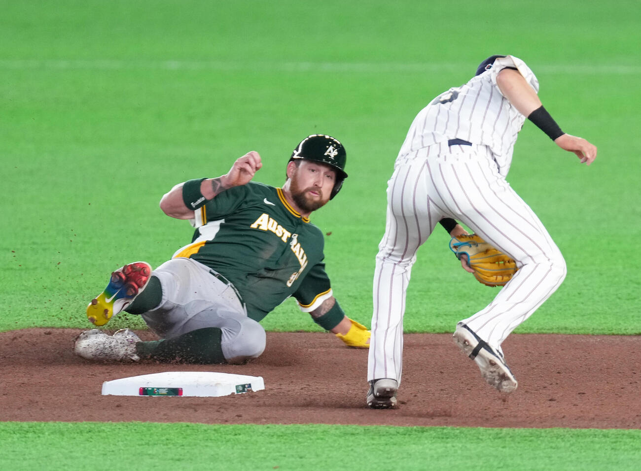 日本対オーストラリア　4回表オーストラリア無死一塁、二塁盗塁を決めるA・ホワイトフィールド（撮影・足立雅史）