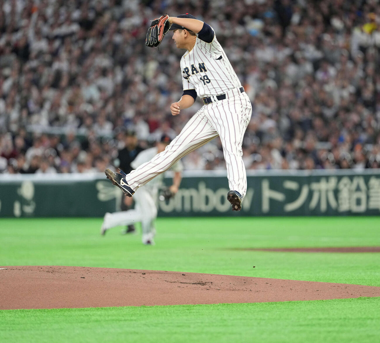 日本対オーストラリア　1回、打球に飛びつく菅野（撮影・井上学）