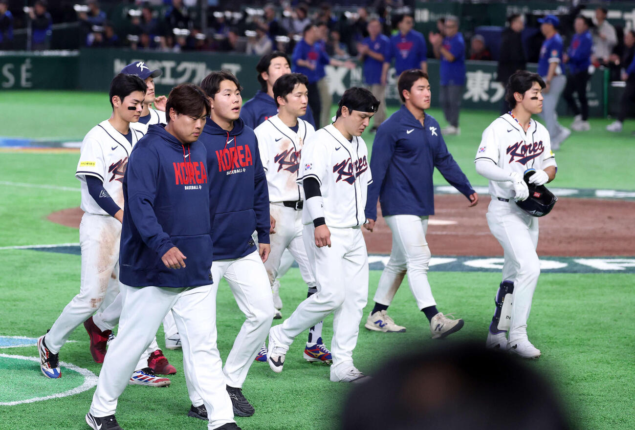 韓国対台湾　敗戦し引き揚げる韓国の選手たち（撮影・鈴木正人）　
