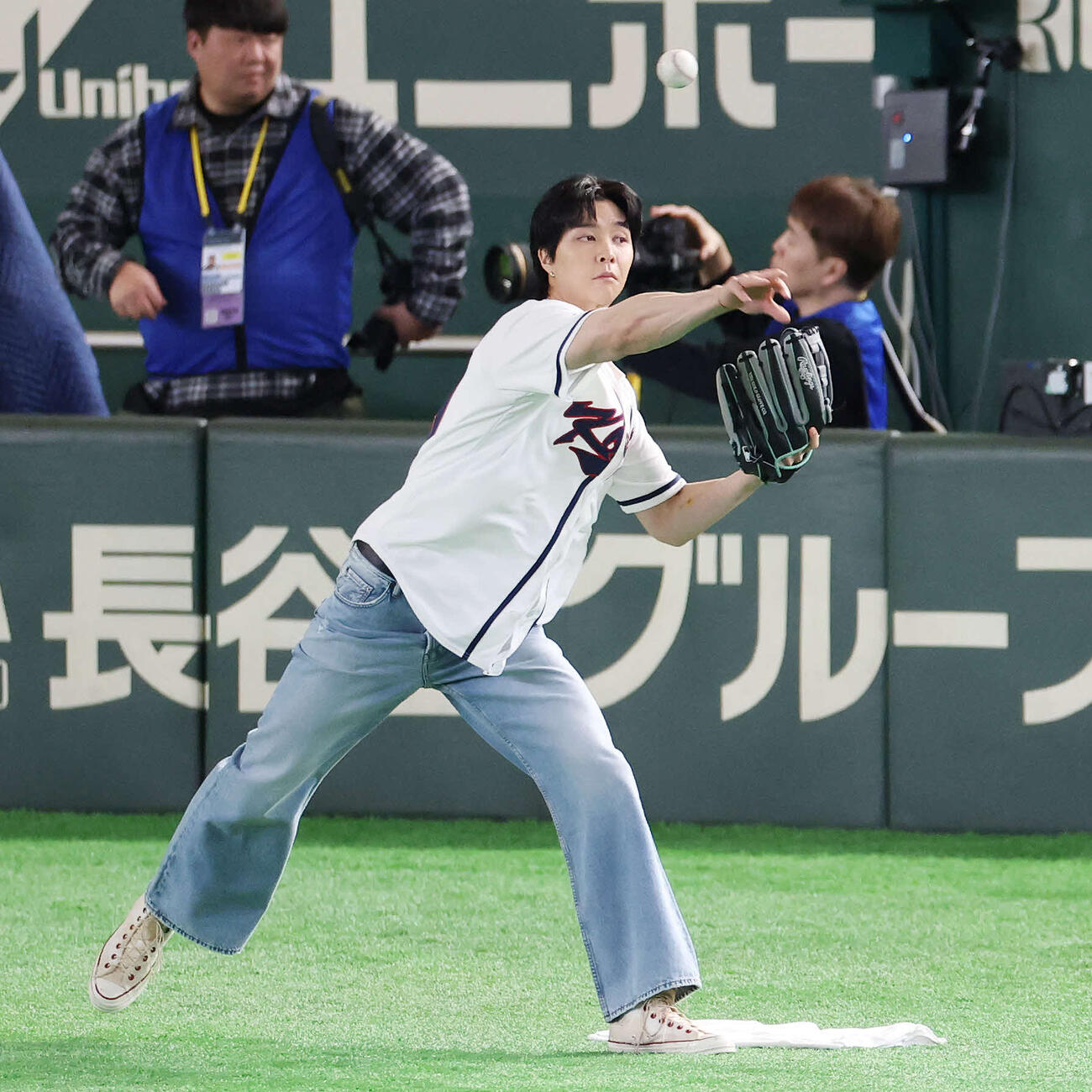 韓国対台湾　始球式の練習をするNCTのジャニー（撮影・宮地輝）