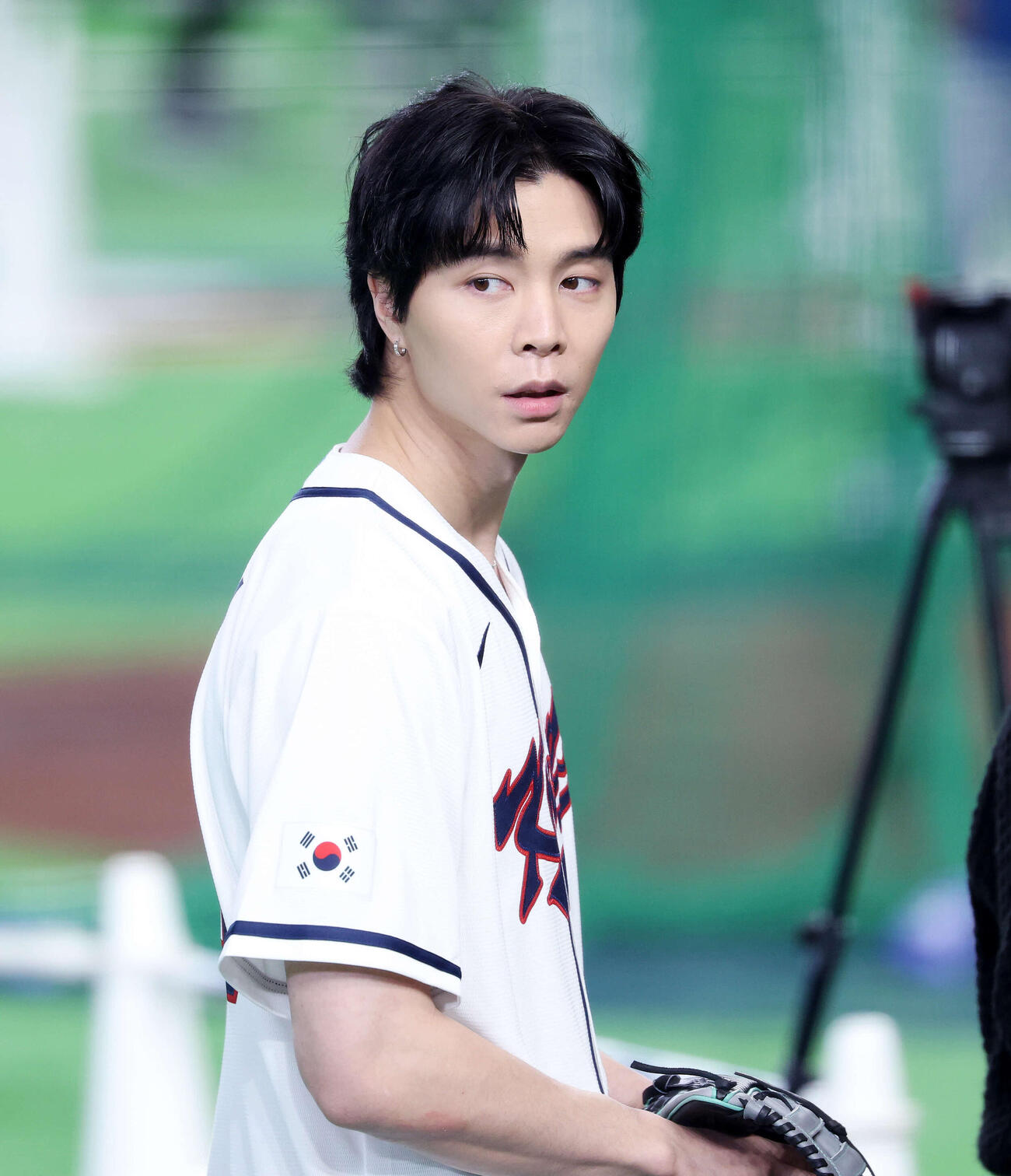 台湾対韓国　始球式を務めるNCTのジャニー（撮影・鈴木正人）　