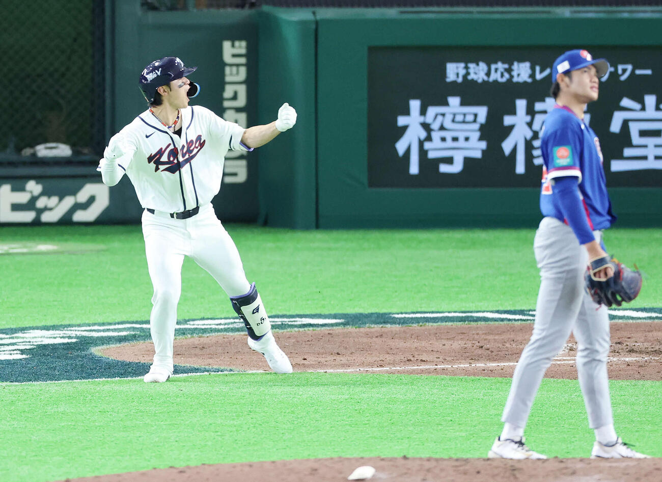 韓国対台湾　6回裏韓国1死一塁、左越え2点本塁打を放つ金倒永。投手林維恩（撮影・宮地輝）