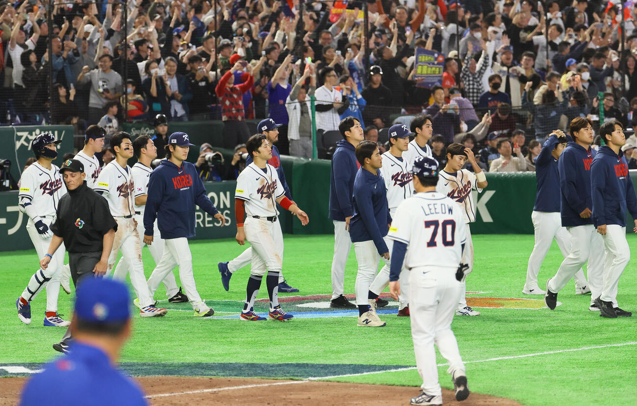 韓国対台湾　台湾に敗れ、肩を落としてあいさつに向かう韓国ナイン（撮影・藤尾明華）
