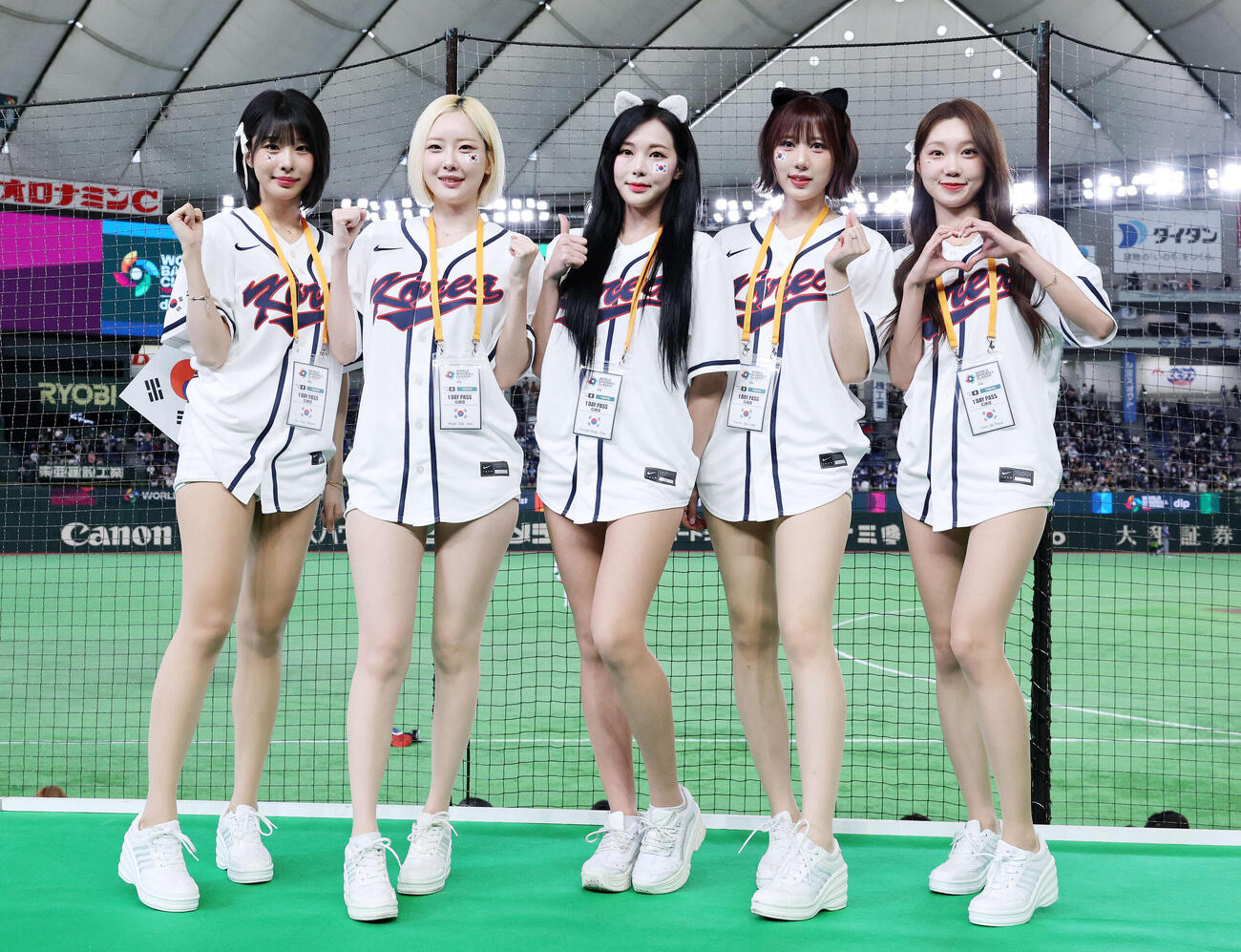 台湾対韓国　試合前、写真に納まる韓国チア、左からチョン・ソユン、ソ・ヒョンスク、チャ・ヨンヒョン、イ・クムジュ、パク・ダンヒ（撮影・鈴木正人）　