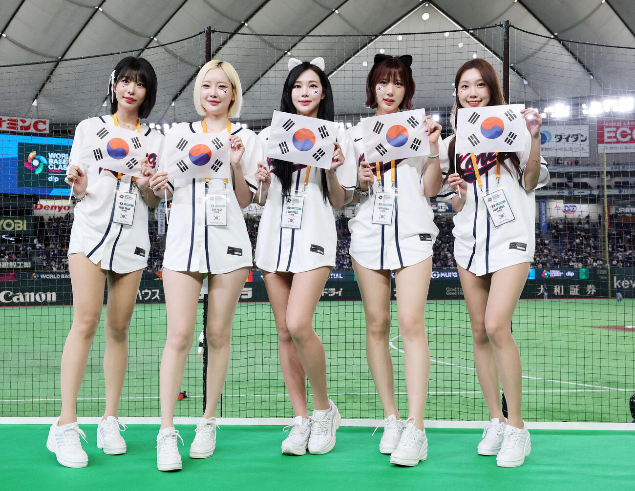 台湾対韓国　試合前、写真に納まる韓国チア、左からチョン・ソユン、ソ・ヒョンスク、チャ・ヨンヒョン、イ・クムジュ、パク・ダンヒ（撮影・鈴木正人）　