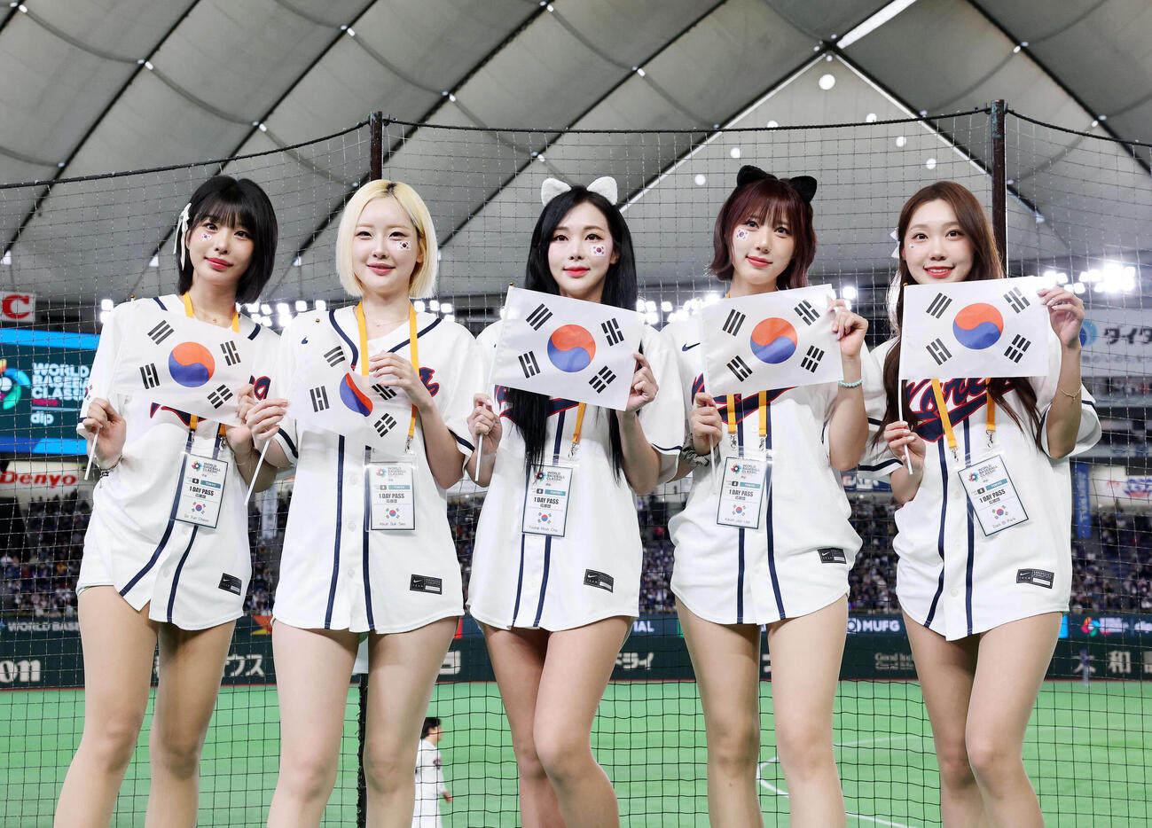 台湾対韓国　試合前、写真に納まる韓国チア、左からチョン・ソユン、ソ・ヒョンスク、チャ・ヨンヒョン、イ・クムジュ、パク・ダンヒ（撮影・鈴木正人）　