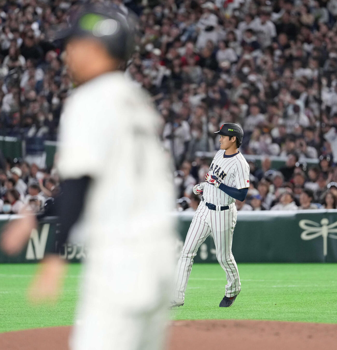 日本対オーストラリア　2回裏日本2死一、二塁、中飛に終わる大谷（撮影・井上学）