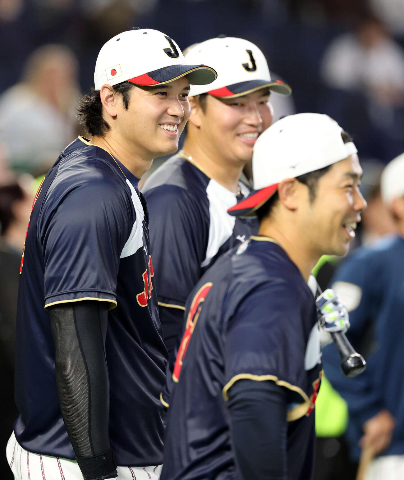 日本対オーストラリア　フリー打撃中、談笑する、左から大谷、村上、近藤（撮影・浅見桂子）