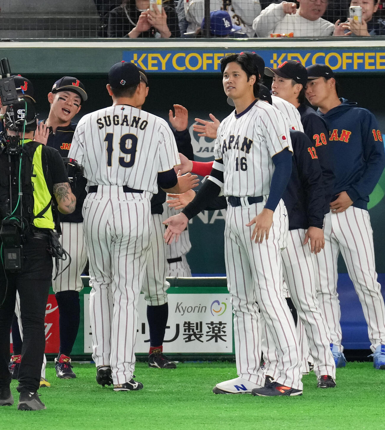 日本対オーストラリア　2回表オーストラリアの攻撃を3者凡退に抑えた菅野（左）をタッチで迎える大谷（撮影・足立雅史）