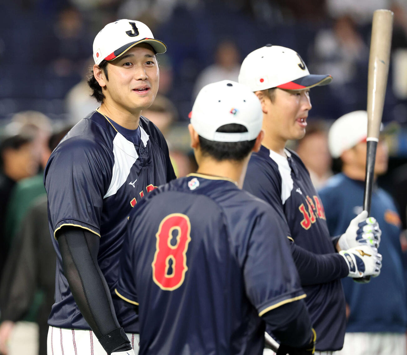 日本対オーストラリア　フリー打撃中、談笑する、左から大谷、近藤、村上（撮影・浅見桂子）