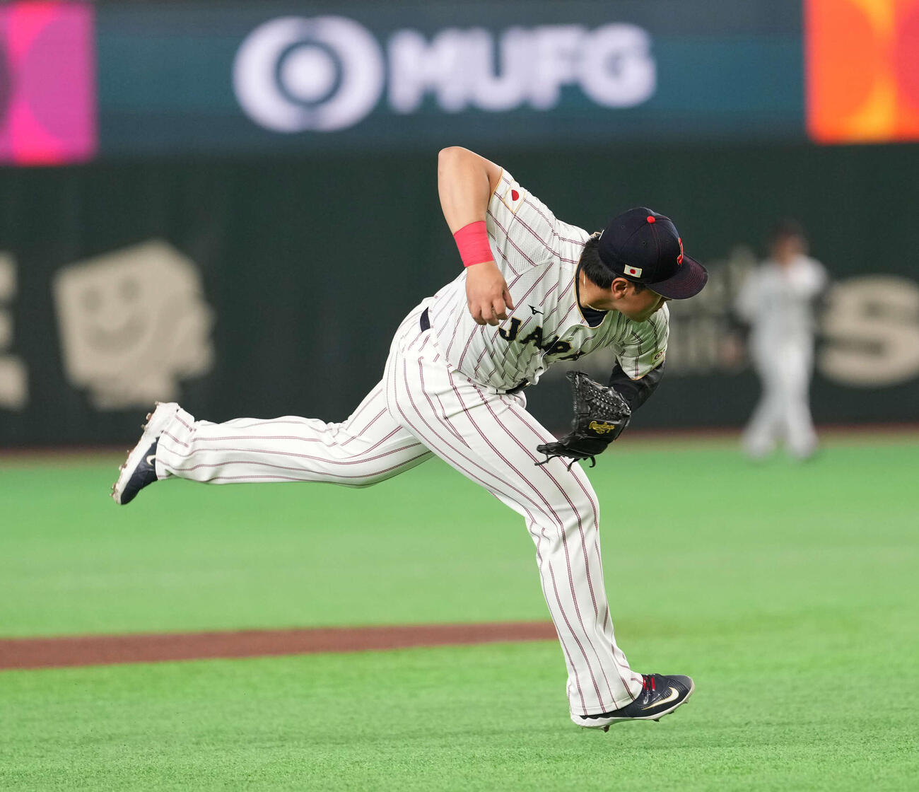 日本対オーストラリア　2回に三ゴロをさばく岡本（撮影・井上学）