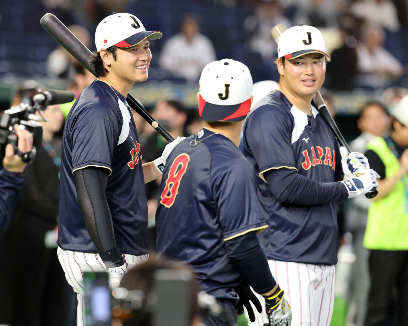 日本対オーストラリア　フリー打撃中、談笑する、左から大谷、近藤、村上（撮影・浅見桂子）