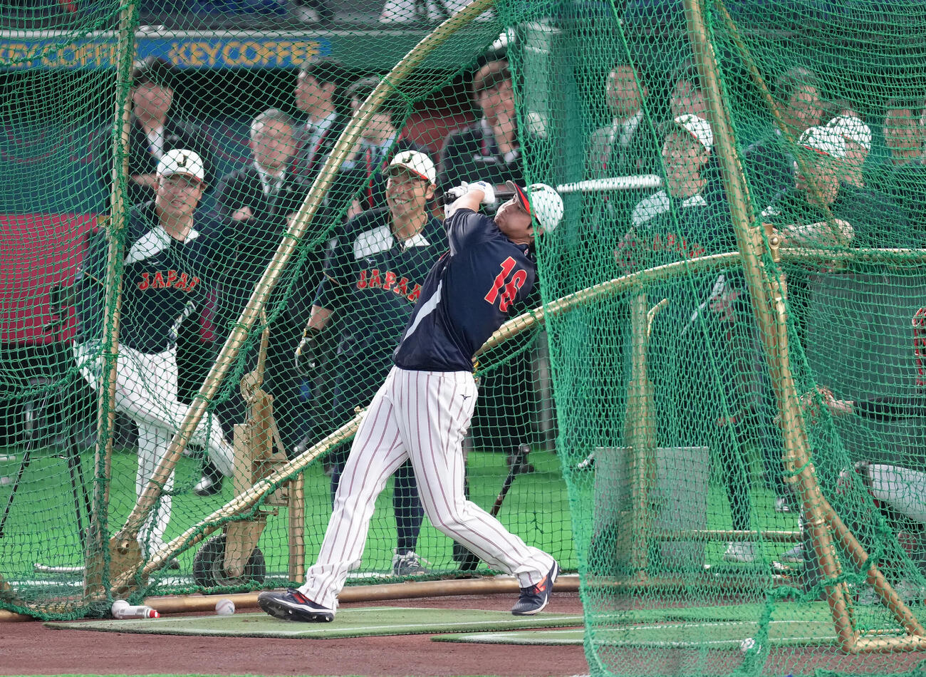 試合前、大谷（右）の打撃練習の柵越えの打球を見つめる村上（左）と近藤（撮影・足立雅史）