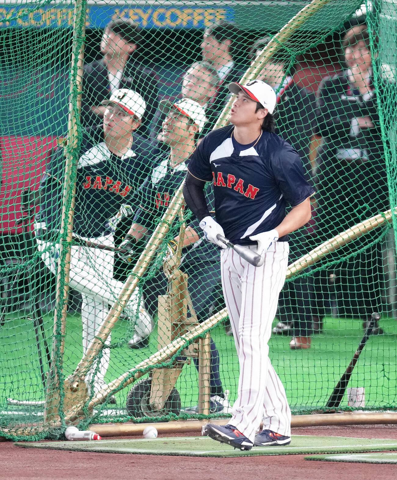試合前、大谷（右）の打撃練習の柵越えの打球を見つめる村上（左）と近藤（撮影・足立雅史）