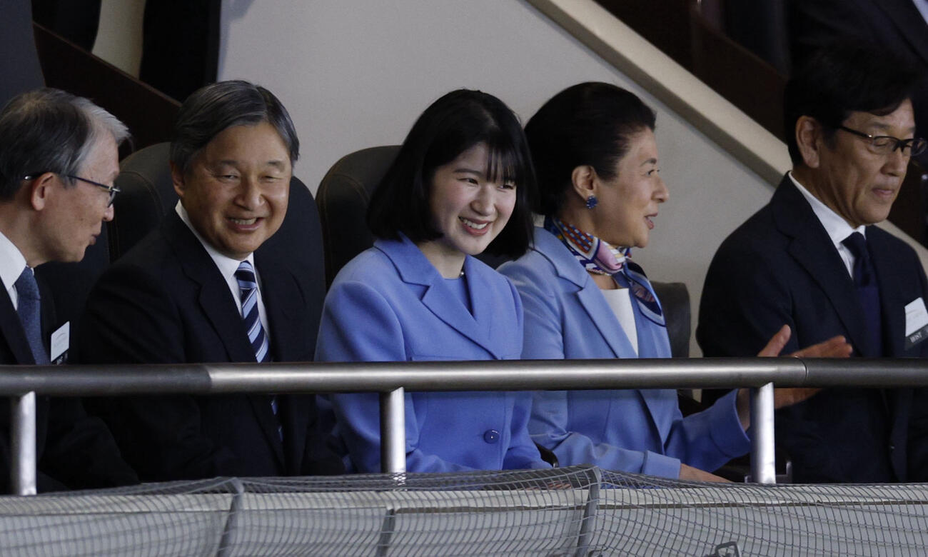 WBCの観戦に臨まれる天皇、皇后両陛下と愛子さま。右端は栗山英樹氏（代表撮影）