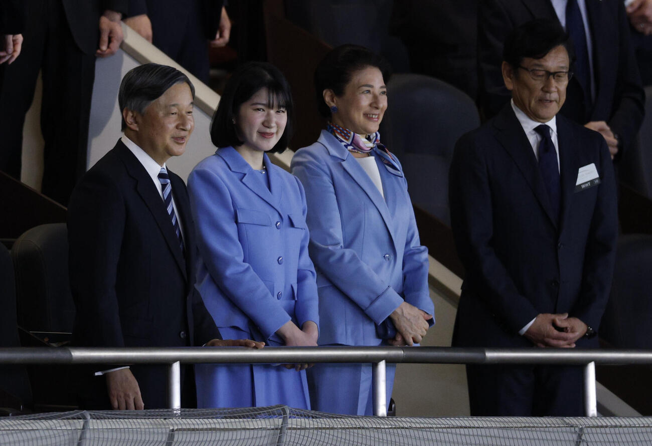 WBCの観戦に臨まれる天皇、皇后両陛下と愛子さま。右端は栗山英樹氏（代表撮影）